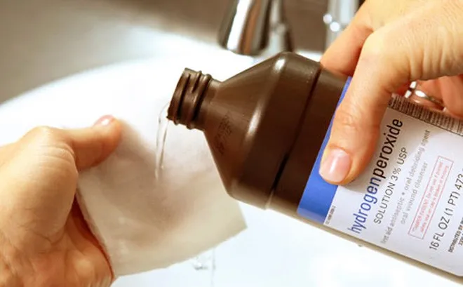 Bị viêm tai giữa có nên rửa bằng oxy già? Bị viêm tai giữa có nên rửa bằng oxy già?