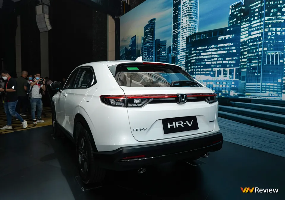 Honda HR-V ra mắt: 2 phiên bản, giá từ 826 triệu đồng Honda HR-V ra mắt: 2 phiên bản, giá từ 826 triệu đồng