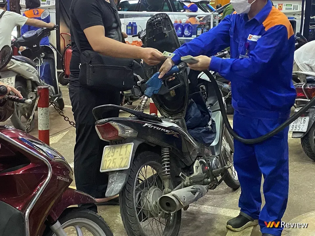 Giá xăng giữ nguyên, giá dầu đu cao Giá xăng giữ nguyên, giá dầu đu cao
