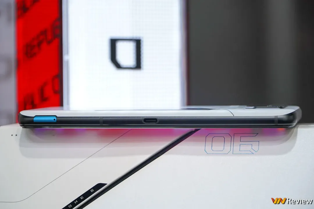 Trên tay Asus ROG Phone 6 và 6 Pro: điện thoại mạnh nhất thế giới, nhiều thông số trội hơn cả laptop  Trên tay Asus ROG Phone 6 và 6 Pro: điện thoại mạnh nhất thế giới, nhiều thông số trội hơn cả laptop