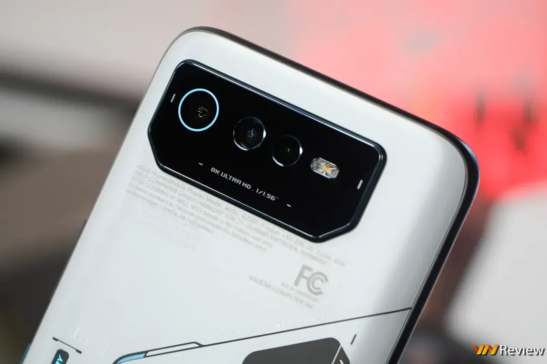 Trên tay Asus ROG Phone 6 và 6 Pro: điện thoại mạnh nhất thế giới, nhiều thông số trội hơn cả laptop  Trên tay Asus ROG Phone 6 và 6 Pro: điện thoại mạnh nhất thế giới, nhiều thông số trội hơn cả laptop