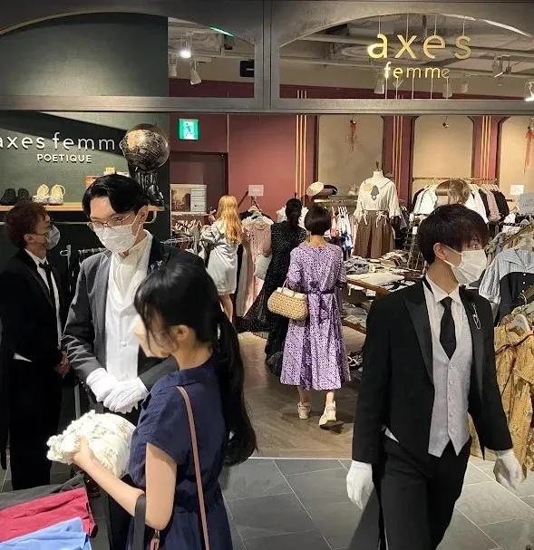 Phụ nữ Nhật Bản chi tiền triệu để được... 10 phút mua sắm cùng quản gia là trai đẹp Phụ nữ Nhật Bản chi tiền triệu để được... 10 phút mua sắm cùng quản gia là trai đẹp