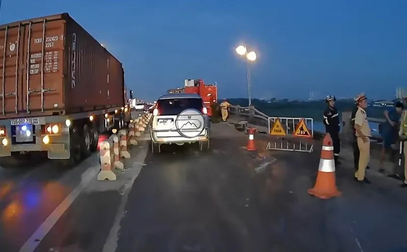 Tại sao xe đầu kéo đâm đổ lan can cầu Thanh Trì, lao xuống sông Hồng? Tại sao xe đầu kéo đâm đổ lan can cầu Thanh Trì, lao xuống sông Hồng?