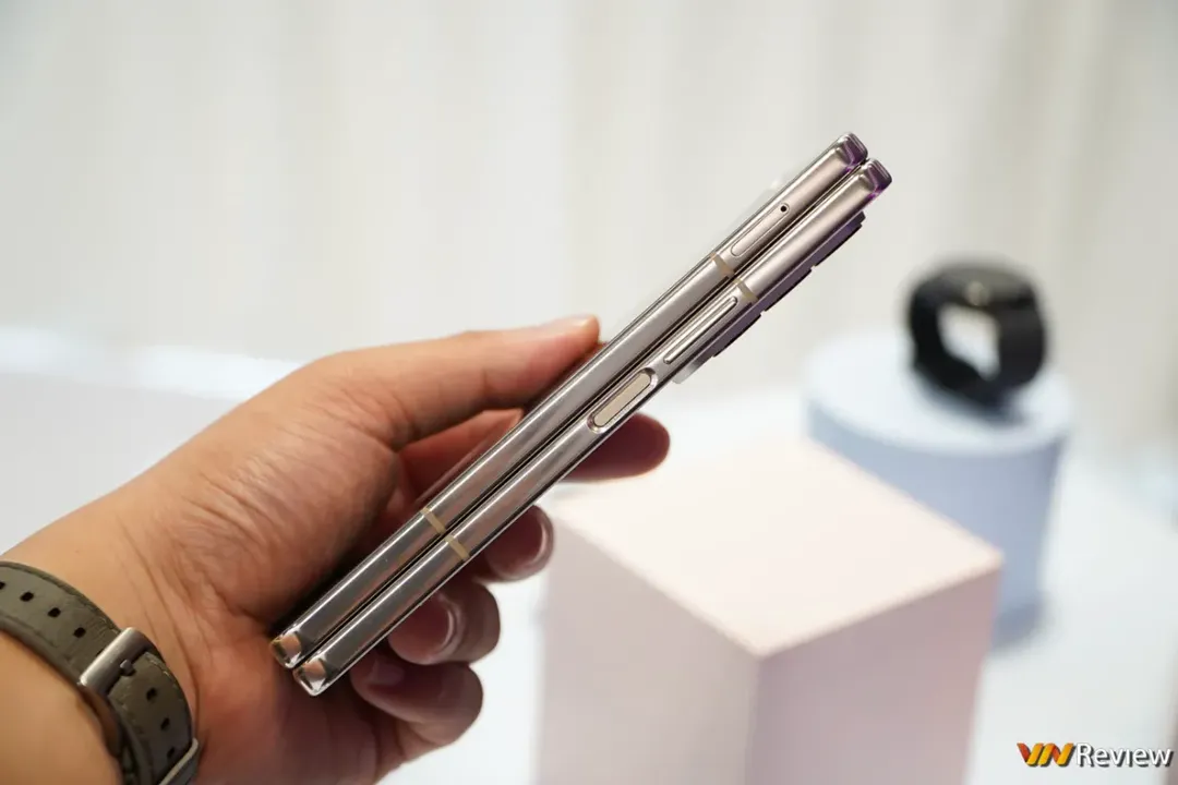 Trên tay Galaxy Z Fold 4: Bình không đổi nhiều nhưng rượu đã thơm hơn Trên tay Galaxy Z Fold 4: Bình không đổi nhiều nhưng rượu đã thơm hơn