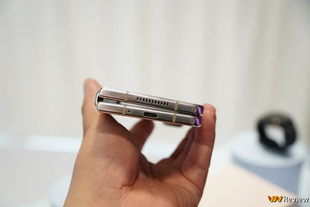 Trên tay Galaxy Z Fold 4: Bình không đổi nhiều nhưng rượu đã thơm hơn Trên tay Galaxy Z Fold 4: Bình không đổi nhiều nhưng rượu đã thơm hơn