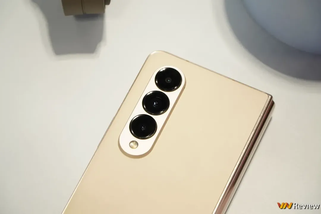 Trên tay Galaxy Z Fold 4: Bình không đổi nhiều nhưng rượu đã thơm hơn Trên tay Galaxy Z Fold 4: Bình không đổi nhiều nhưng rượu đã thơm hơn