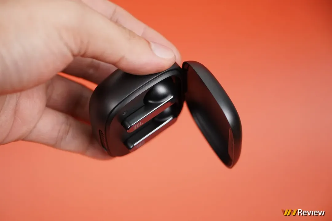 Đánh giá JBL Live Pro 2: nâng cấp lớn cả về chống ồn, chất âm lẫn thời lượng pin Đánh giá JBL Live Pro 2: nâng cấp lớn cả về chống ồn, chất âm lẫn thời lượng pin