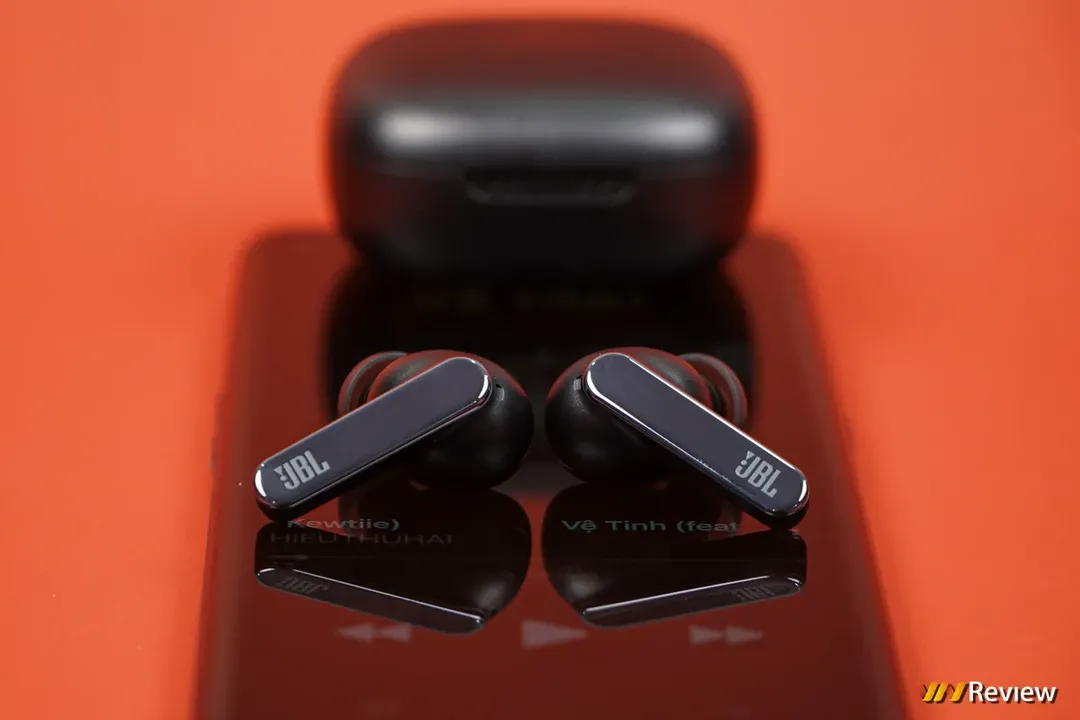 Đánh giá JBL Live Pro 2: nâng cấp lớn cả về chống ồn, chất âm lẫn thời lượng pin Đánh giá JBL Live Pro 2: nâng cấp lớn cả về chống ồn, chất âm lẫn thời lượng pin