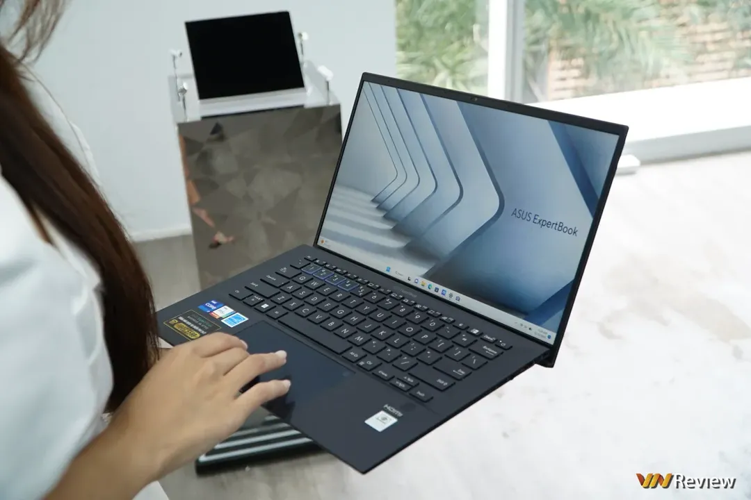 Trên tay Asus ExpertBook B9 2022: laptop doanh nhân nặng chỉ 1Kg, độ bền đáng nể Trên tay Asus ExpertBook B9 2022: laptop doanh nhân nặng chỉ 1Kg, độ bền đáng nể