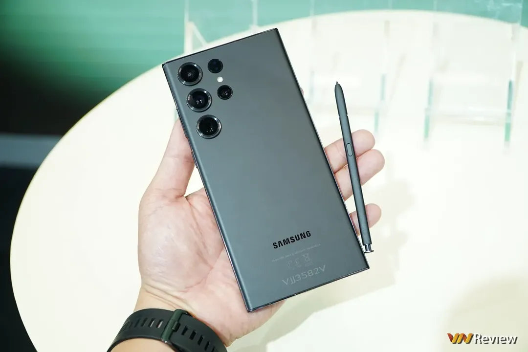 Trải nghiệm Galaxy S23 Ultra: tiếp tục chiến lược hợp nhất Note và S, camera 200MP hứa hẹn tạo cuộc đua mới trong giới smartphone   Trải nghiệm Galaxy S23 Ultra: tiếp tục chiến lược hợp nhất Note và S, camera 200MP hứa hẹn tạo cuộc đua mới trong giới smartphone