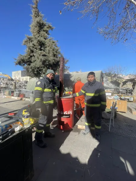 Chạy đua với thời gian để cứu nạn nhân động đất Chạy đua với thời gian để cứu nạn nhân động đất