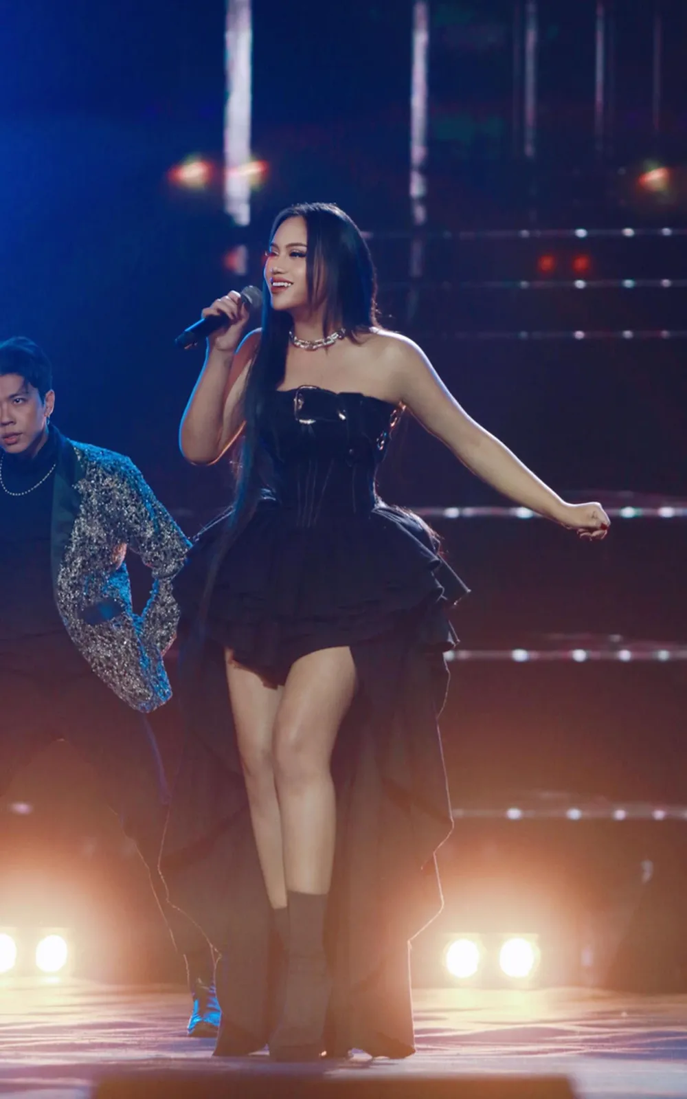 Shock vì bị bodyshaming khi đang biểu diễn, ca sĩ Sofia phải xin lỗi về sớm Shock vì bị bodyshaming khi đang biểu diễn, ca sĩ Sofia phải xin lỗi về sớm
