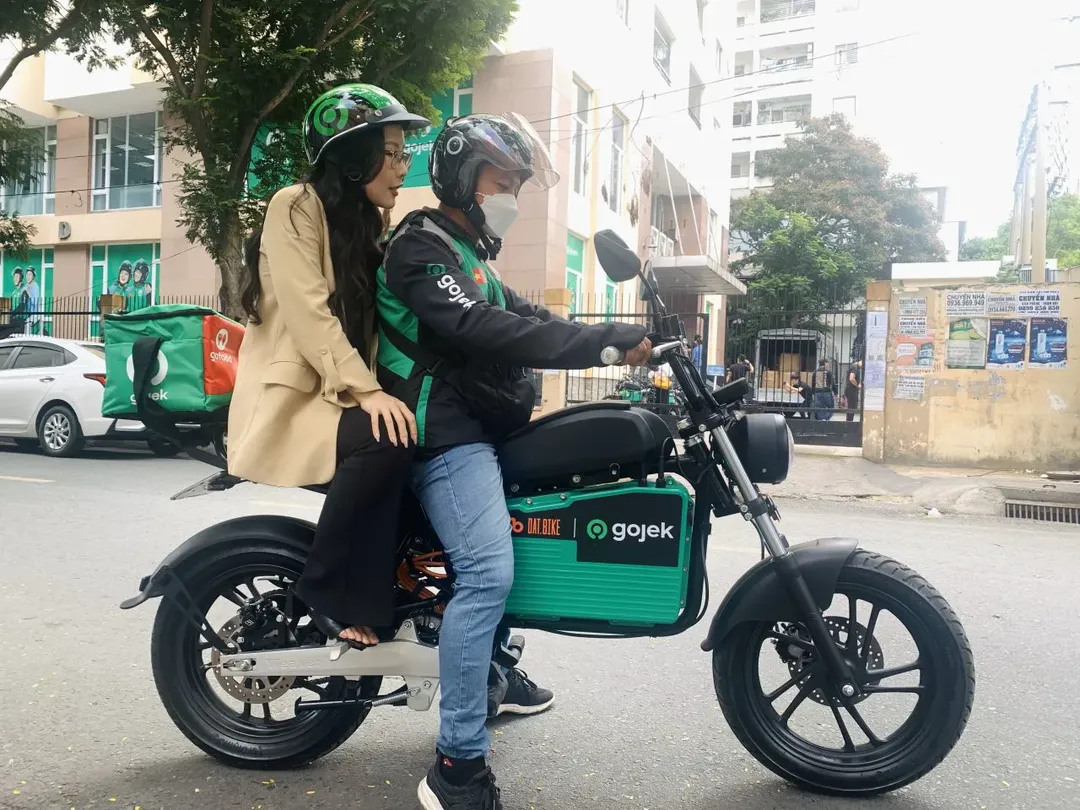 Gojek công bố hợp tác với Dat Bike, thí điểm vận chuyển hành khách, giao đồ bằng xe máy điện tại Việt Nam Gojek công bố hợp tác với Dat Bike, thí điểm vận chuyển hành khách, giao đồ bằng xe máy điện tại Việt Nam