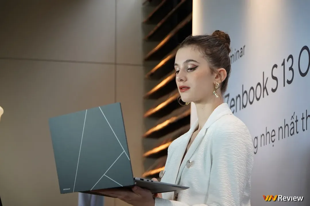 Trên tay ASUS Zenbook S13 OLED và Vivoook 14X OLED:  bộ đôi laptop OLED mỏng nhẹ canh tranh MacBook Air, cấu hình cao, giá hấp dẫn Trên tay ASUS Zenbook S13 OLED và Vivoook 14X OLED:  bộ đôi laptop OLED mỏng nhẹ canh tranh MacBook Air, cấu hình cao, giá hấp dẫn