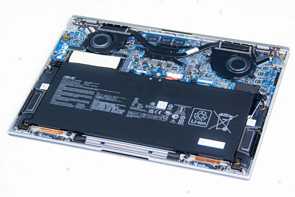 Trên tay ASUS Zenbook S13 OLED và Vivoook 14X OLED:  bộ đôi laptop OLED mỏng nhẹ canh tranh MacBook Air, cấu hình cao, giá hấp dẫn Trên tay ASUS Zenbook S13 OLED và Vivoook 14X OLED:  bộ đôi laptop OLED mỏng nhẹ canh tranh MacBook Air, cấu hình cao, giá hấp dẫn