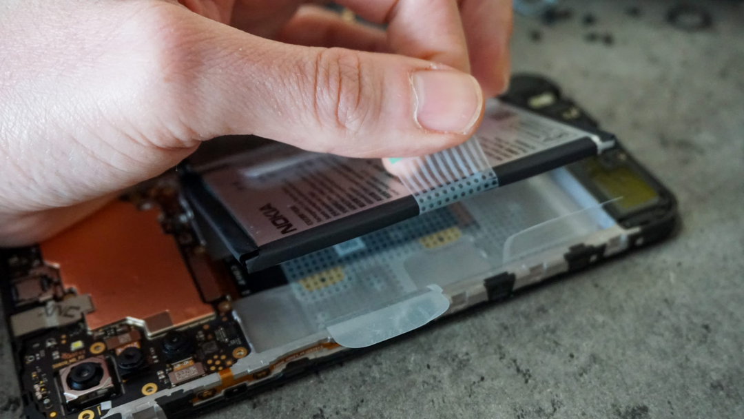 EU thông qua luật buộc mọi smartphone phải có pin dễ thay thế vào năm 2027 EU thông qua luật buộc mọi smartphone phải có pin dễ thay thế vào năm 2027