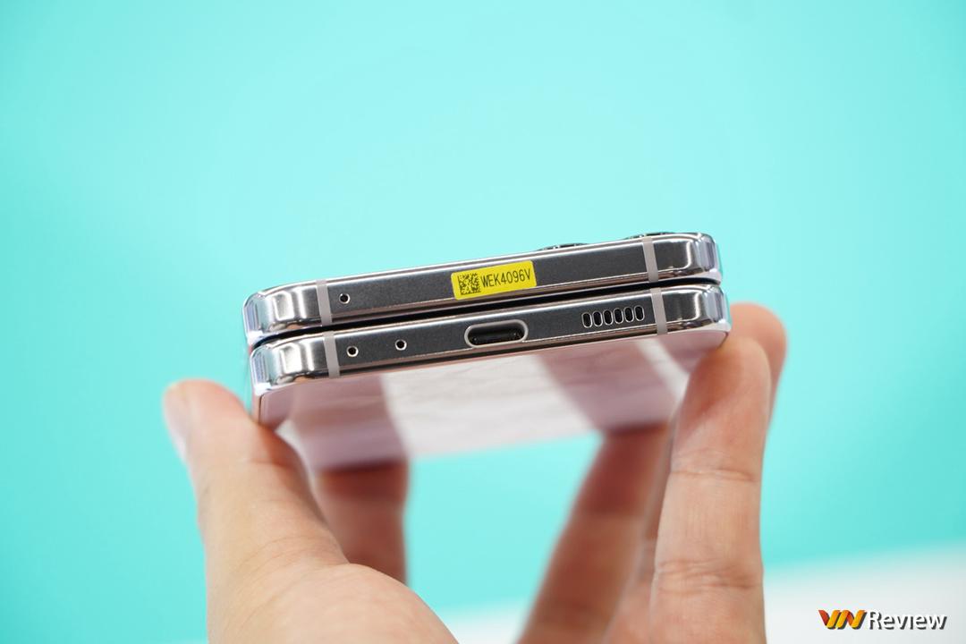 Trên tay Samsung Galaxy Z Flip 5: lột xác với màn hình ngoài “siêu to khổng lồ”, gập khít hơn, mỏng gọn, mạnh mẽ hơn Trên tay Samsung Galaxy Z Flip 5: lột xác với màn hình ngoài “siêu to khổng lồ”, gập khít hơn, mỏng gọn, mạnh mẽ hơn