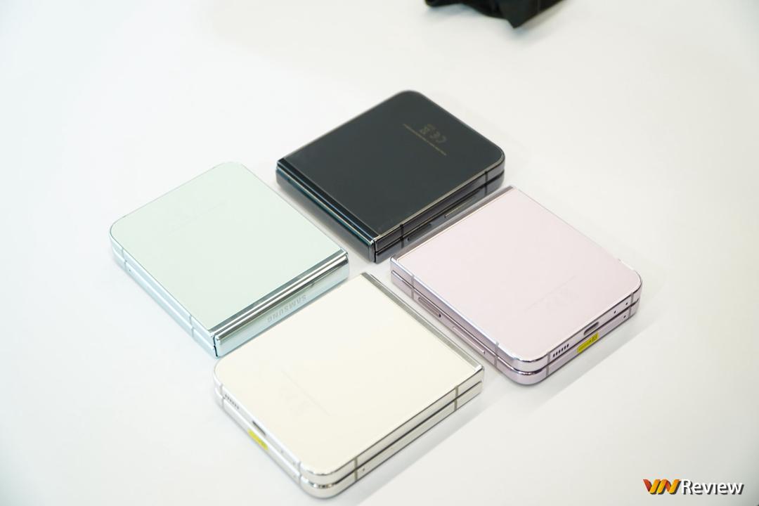 Trên tay Samsung Galaxy Z Flip 5: lột xác với màn hình ngoài “siêu to khổng lồ”, gập khít hơn, mỏng gọn, mạnh mẽ hơn Trên tay Samsung Galaxy Z Flip 5: lột xác với màn hình ngoài “siêu to khổng lồ”, gập khít hơn, mỏng gọn, mạnh mẽ hơn