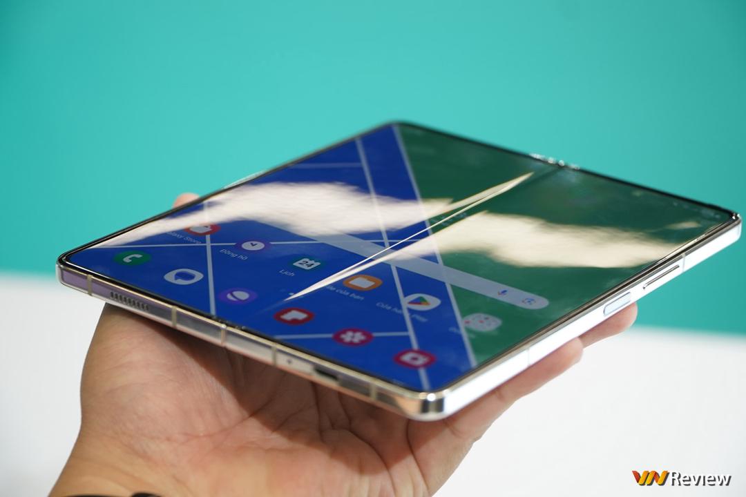 Trên tay Galaxy Z Fold 5: “bình” khít hơn và rượu cũng thơm hơn Trên tay Galaxy Z Fold 5: “bình” khít hơn và rượu cũng thơm hơn
