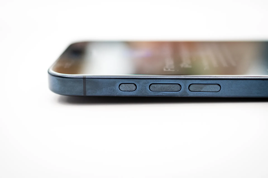 iPhone 15 và 81 kiếp nạn: vỏ dễ vỡ, bay màu sơn, máy nóng nhanh,... iPhone 15 và 81 kiếp nạn: vỏ dễ vỡ, bay màu sơn, máy nóng nhanh,...