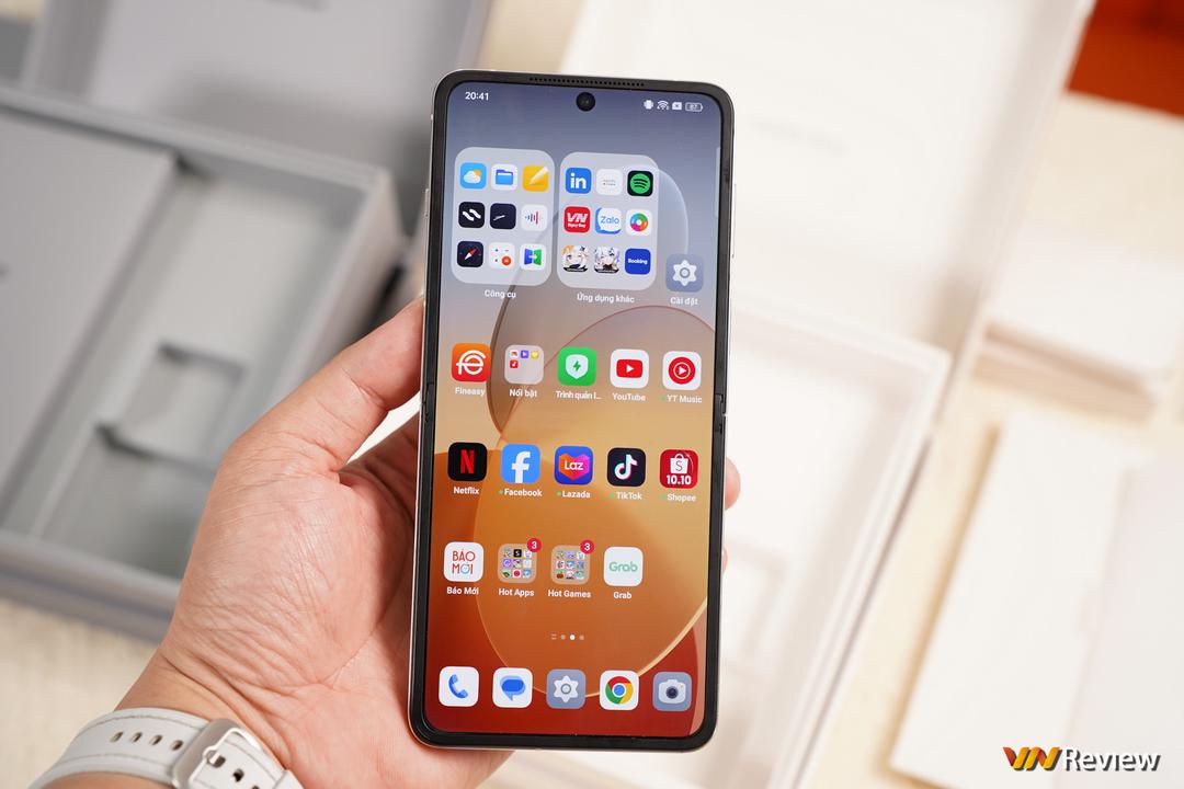 Mở hộp Oppo Find N3 và Find N3 Flip vừa ra mắt tại Việt Nam: khi Oppo “tuyên chiến” với Samsung Mở hộp Oppo Find N3 và Find N3 Flip vừa ra mắt tại Việt Nam: khi Oppo “tuyên chiến” với Samsung