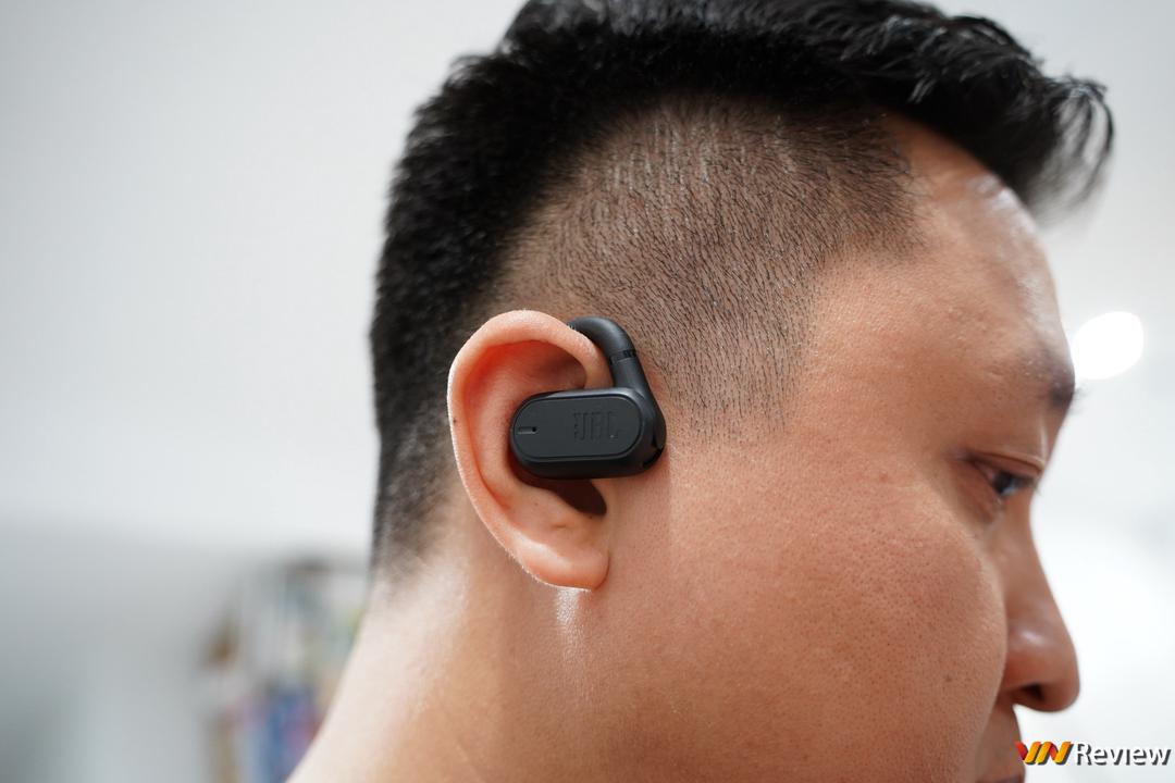 Đánh giá JBL Soundgear Sense: tai nghe thiết kế mở chuẩn bài cho người thích thể thao, yêu âm nhạc Đánh giá JBL Soundgear Sense: tai nghe thiết kế mở chuẩn bài cho người thích thể thao, yêu âm nhạc