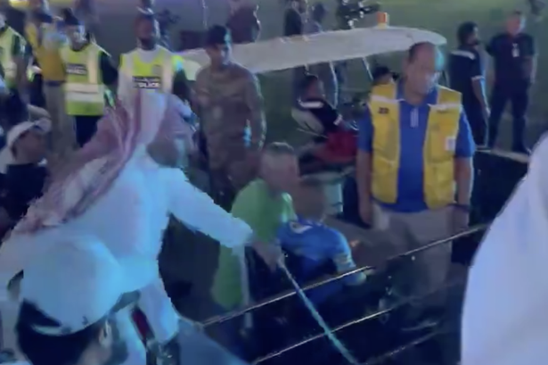 Chuyện lạ ở giải đấu có Cristiano Ronaldo: Cổ động viên dùng roi da combat với cầu thủ Chuyện lạ ở giải đấu có Cristiano Ronaldo: Cổ động viên dùng roi da combat với cầu thủ