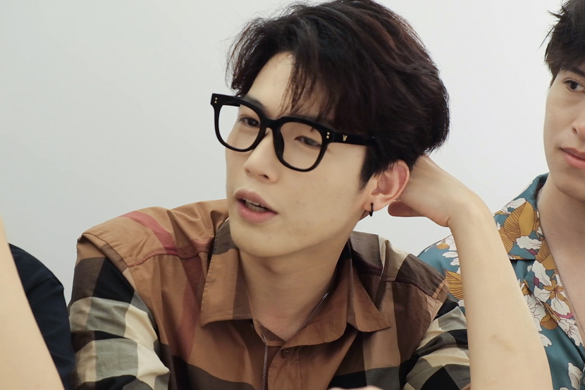 Cafe quản gia ở Trung Quốc: phụ nữ trả tiền để được trai đẹp lắng nghe, chia sẻ  Cafe quản gia ở Trung Quốc: phụ nữ trả tiền để được trai đẹp lắng nghe, chia sẻ