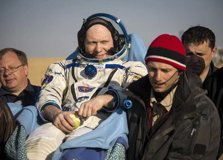 Phi hành gia phải ngồi xe lăn khi trở về Trái đất. Cơ thể họ đã thay đổi nhiều sau một thời gian ở trong không gian Phi hành gia phải ngồi xe lăn khi trở về Trái đất. Cơ thể họ đã thay đổi nhiều sau một thời gian ở trong không gian