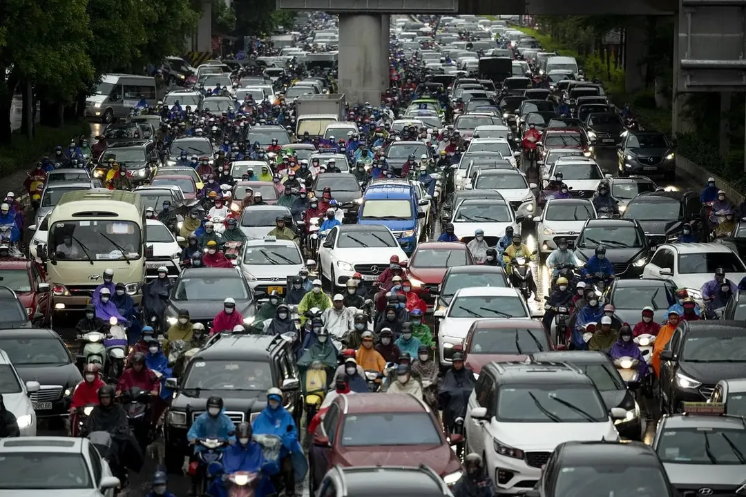 Tắc đường là tại ô tô hay tại xe máy? Ai cũng có lý của mình Tắc đường là tại ô tô hay tại xe máy? Ai cũng có lý của mình