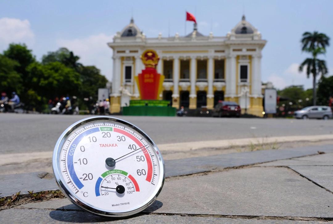 Nắng nóng đặc biệt gay gắt trong ngày hôm nay (25/04) ở nhiều nơi trên cả nước Nắng nóng đặc biệt gay gắt trong ngày hôm nay (25/04) ở nhiều nơi trên cả nước