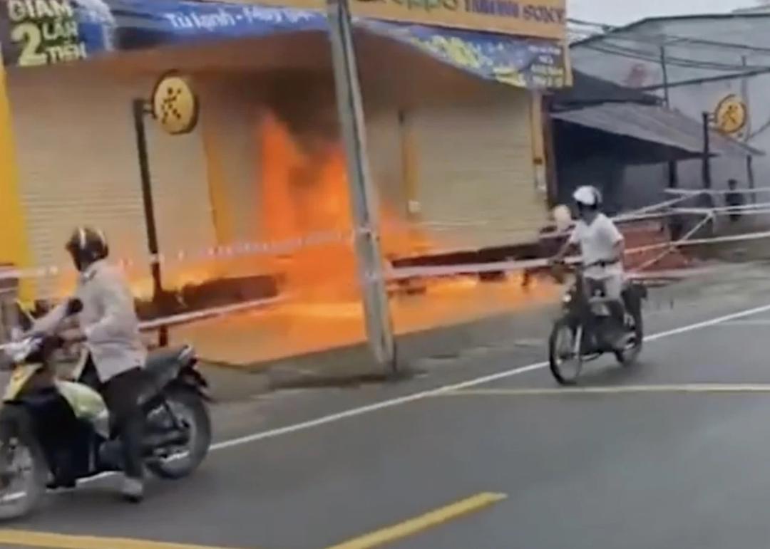 Người đàn ông mua xăng đốt cửa hàng Điện Máy Xanh Người đàn ông mua xăng đốt cửa hàng Điện Máy Xanh