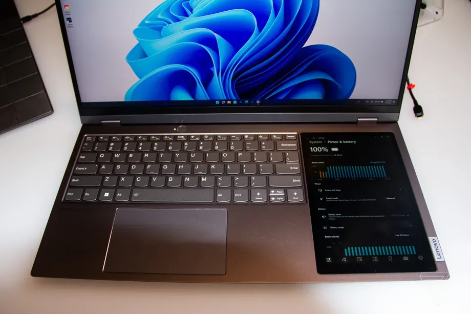 Lenovo công bố laptop 17 inch tỷ lệ cực dị, có màn hình thứ hai 8 inch nằm cạnh bàn phím còn dị hơn Lenovo công bố laptop 17 inch tỷ lệ cực dị, có màn hình thứ hai 8 inch nằm cạnh bàn phím còn dị hơn