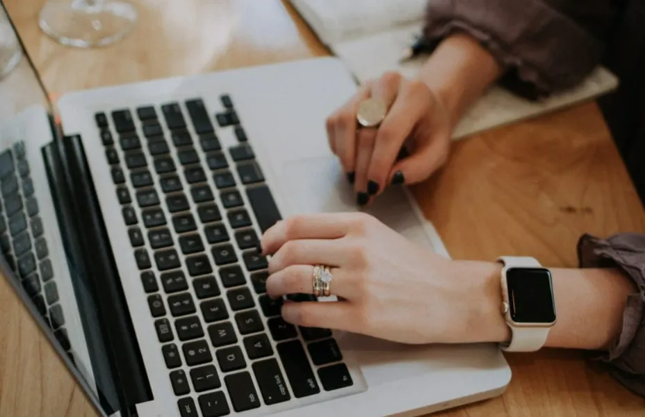 Tại sao nhiều người cố tình xem phim người lớn ngay tại văn phòng? Tại sao nhiều người cố tình xem phim người lớn ngay tại văn phòng?