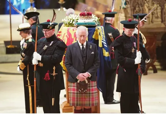 Những chi tiết đáng kinh ngạc về quan tài của Nữ hoàng Elizabeth: Lót chì, nặng hơn 1/4 tấn Những chi tiết đáng kinh ngạc về quan tài của Nữ hoàng Elizabeth: Lót chì, nặng hơn 1/4 tấn