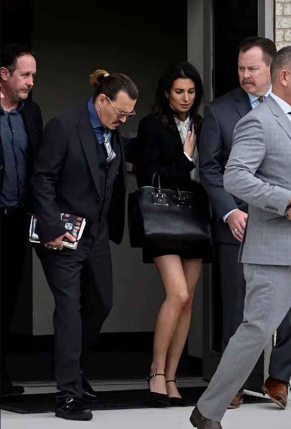 Johnny Depp hẹn hò với nữ luật sư đã giúp tài tử chống lại Amber Heard Johnny Depp hẹn hò với nữ luật sư đã giúp tài tử chống lại Amber Heard