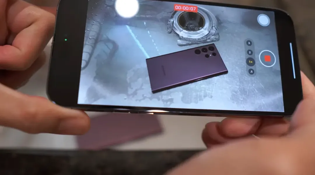 Đóng băng iPhone 14 Pro Max và Galaxy S22 Ultra trong nước đá 10 giờ: bạn đoán xem có điện thoại nào trụ nổi không? Đóng băng iPhone 14 Pro Max và Galaxy S22 Ultra trong nước đá 10 giờ: bạn đoán xem có điện thoại nào trụ nổi không?