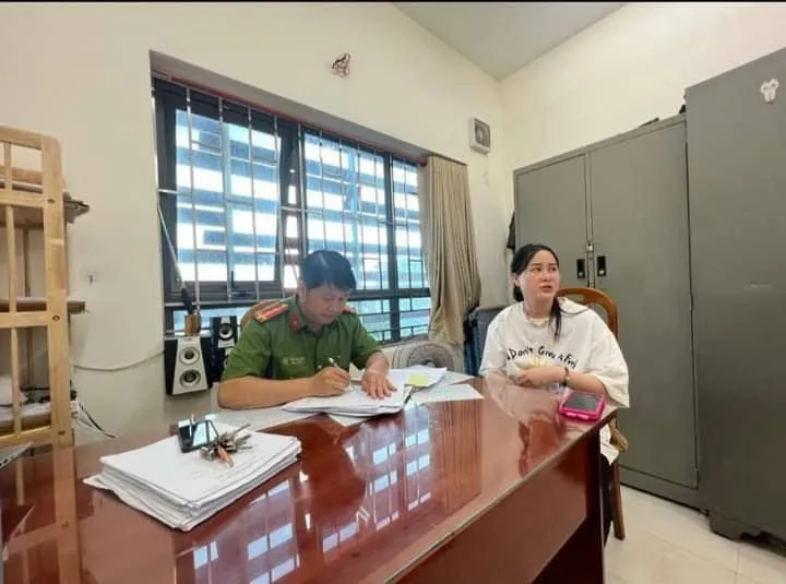 Anna Bắc Giang bị khởi tố và “bế” lên đồn vì tội lừa đảo, anh Hiếu cũng đứng ra tố cáo! Anna Bắc Giang bị khởi tố và “bế” lên đồn vì tội lừa đảo, anh Hiếu cũng đứng ra tố cáo!