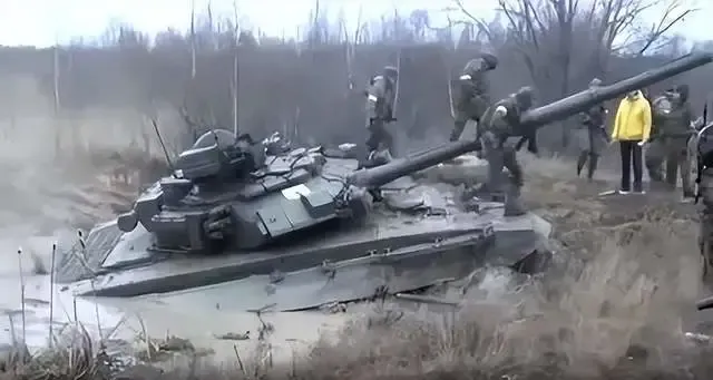 Quân đội Ukraine ngủ dưới hố bùn trong mùa đông, có người bị cụt tứ chi, có người chết trong giấc ngủ Quân đội Ukraine ngủ dưới hố bùn trong mùa đông, có người bị cụt tứ chi, có người chết trong giấc ngủ