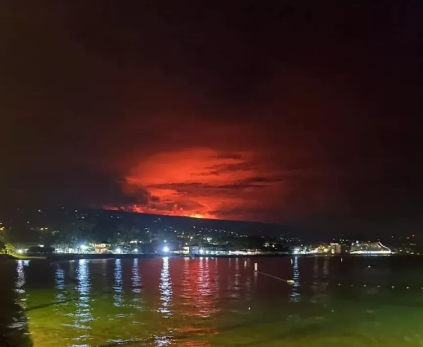 Kẻ hủy diệt Mauna Loa phun trào: dung nham cao hơn 60 mét, biến một vùng thành Hỏa Diệm Sơn, nhuộm đỏ 1 góc trời Kẻ hủy diệt Mauna Loa phun trào: dung nham cao hơn 60 mét, biến một vùng thành Hỏa Diệm Sơn, nhuộm đỏ 1 góc trời