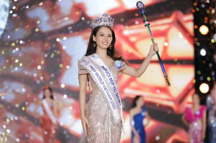Hoa hậu ngậm kẹo mút, nhú nhảy bung nóc: có đáng bị chỉ trích? Hoa hậu ngậm kẹo mút, nhú nhảy bung nóc: có đáng bị chỉ trích?