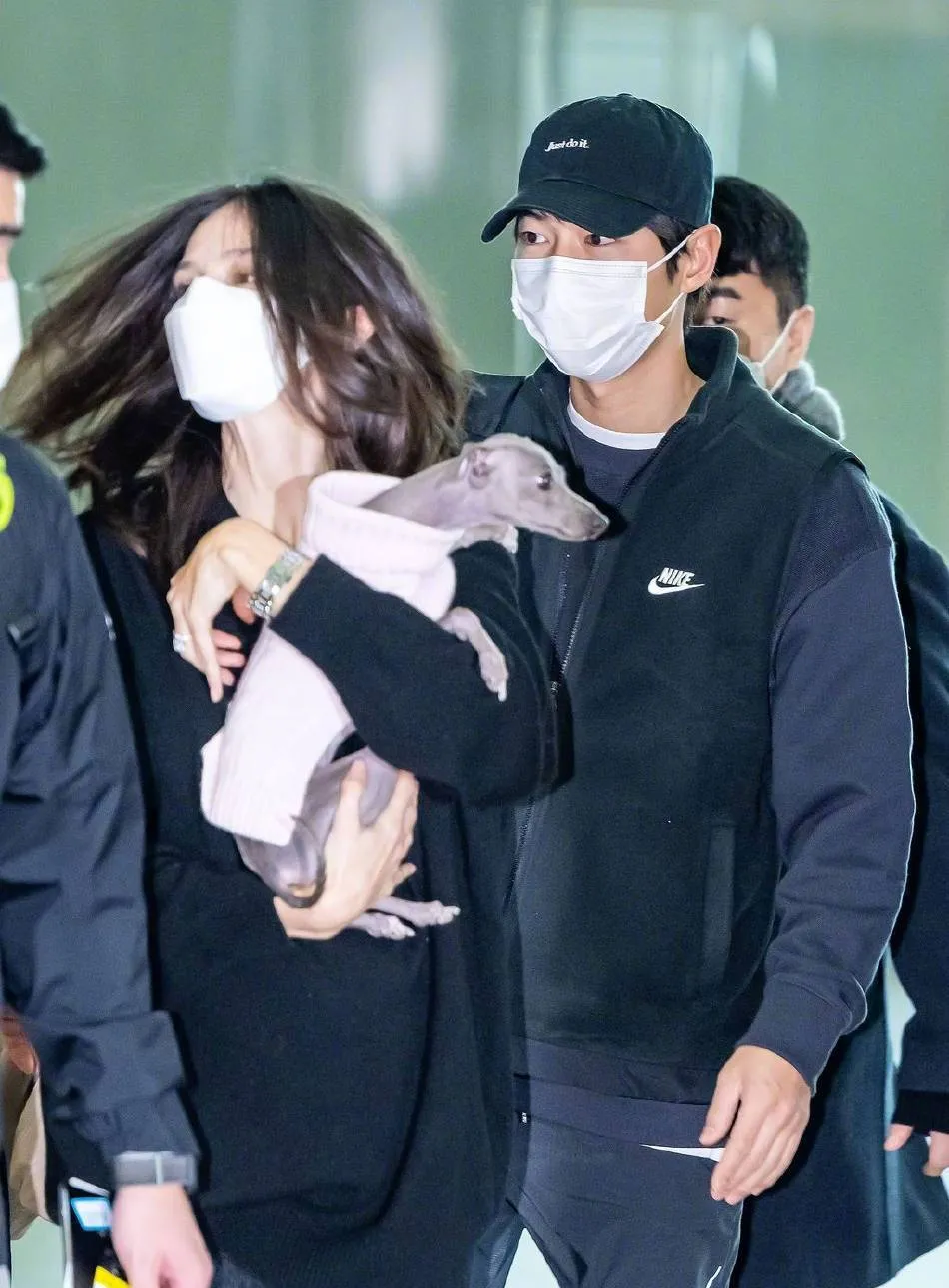 Vợ chồng Song Joong Ki xuất hiện tại sân bay, Katie đeo nhẫn kim cương to bản trên ngón áp út hút mắt Vợ chồng Song Joong Ki xuất hiện tại sân bay, Katie đeo nhẫn kim cương to bản trên ngón áp út hút mắt