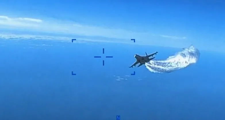 Video máy bay không người lái Mỹ Reaper bị Su-27 của Nga xả dầu rơi xuống biển Đen Video máy bay không người lái Mỹ Reaper bị Su-27 của Nga xả dầu rơi xuống biển Đen