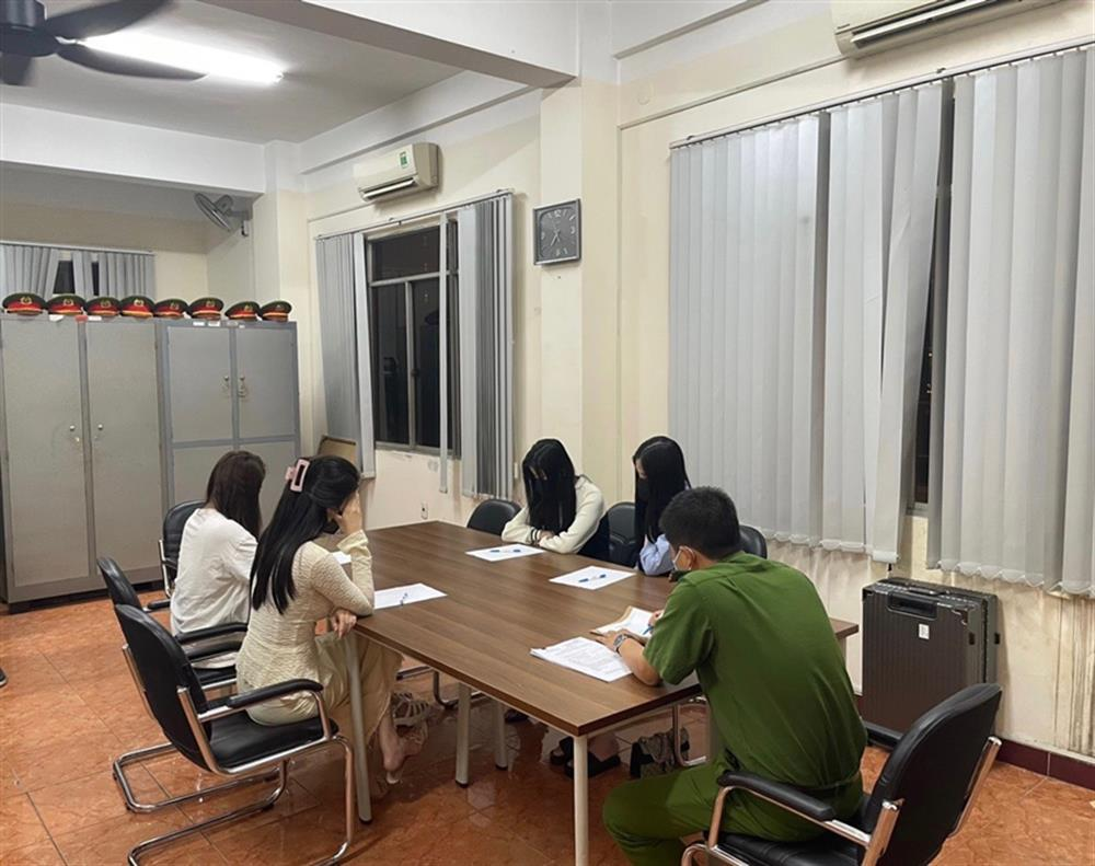 Ca sĩ TTL cùng một nam nhân chuẩn bị xuất cảnh sang Sing thì bị ngăn chặn và xác định là sex tour. Làm sao chắc chắn là cặp mua bán dâm chứ không phải bạn bè? Ca sĩ TTL cùng một nam nhân chuẩn bị xuất cảnh sang Sing thì bị ngăn chặn và xác định là sex tour. Làm sao chắc chắn là cặp mua bán dâm chứ không phải bạn bè?