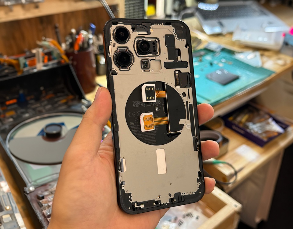 Thợ Việt độ 2 SIM vật lý cho iPhone 15 khóa mạng Mỹ Thợ Việt độ 2 SIM vật lý cho iPhone 15 khóa mạng Mỹ