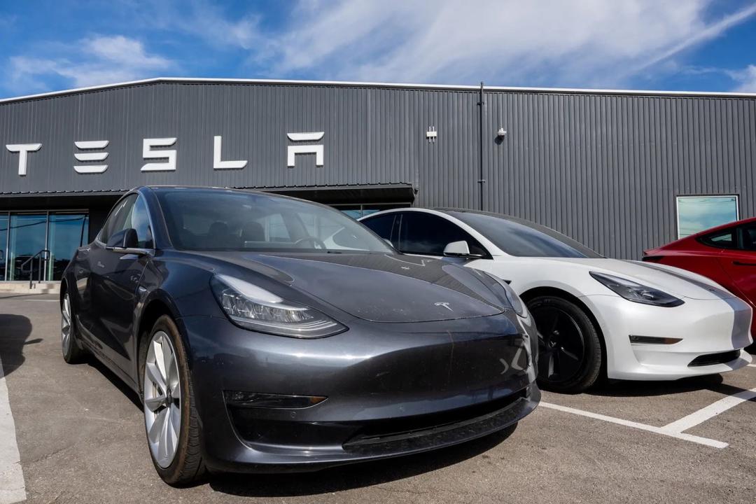 Đợi xe Tesla cập nhật phần mềm, một nữ tài xế suýt mắc kẹt trong xe với cái nóng tới 46 độ Đợi xe Tesla cập nhật phần mềm, một nữ tài xế suýt mắc kẹt trong xe với cái nóng tới 46 độ