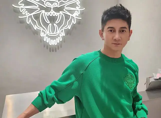 Lương Sơn Bá giàu nhất showbiz: Vẫn cực phong độ ở tuổi U60, nghỉ diễn kiếm trăm nghìn tỷ sau một đêm Lương Sơn Bá giàu nhất showbiz: Vẫn cực phong độ ở tuổi U60, nghỉ diễn kiếm trăm nghìn tỷ sau một đêm