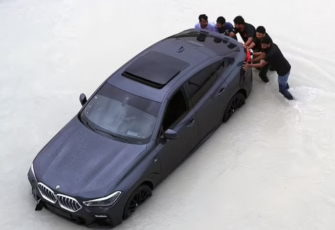 Dubai gặp trận mưa lớn kỷ lục, ngập lụt chưa từng có, máy bay lướt trên nước, siêu xe trôi nổi khắp phố Dubai gặp trận mưa lớn kỷ lục, ngập lụt chưa từng có, máy bay lướt trên nước, siêu xe trôi nổi khắp phố