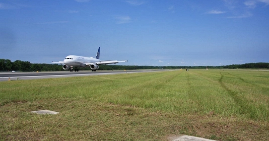 Bí ẩn hai ngôi mộ bất khả xâm phạm nằm giữa đường băng của sân bay quốc tế Bí ẩn hai ngôi mộ bất khả xâm phạm nằm giữa đường băng của sân bay quốc tế