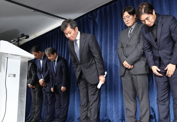 Liên đoàn bóng đá Hàn Quốc cúi đầu xin lỗi vì đội U23 mất vé dự Olympic Liên đoàn bóng đá Hàn Quốc cúi đầu xin lỗi vì đội U23 mất vé dự Olympic